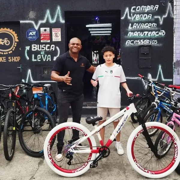 Cliente e criança com bicicleta branca e vermelha